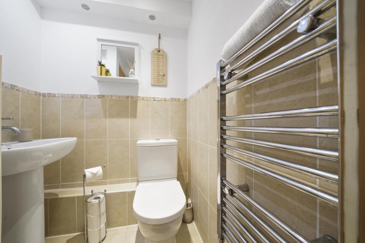 Super Funky Spire View Cottage - Free Gated Parking - Ultra Wifi كانتربيري المظهر الخارجي الصورة